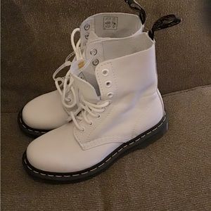 White dr martens new without tags size 4 boy size 5 girls